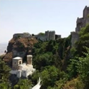 La Torretta Pepoli di Erice nel verde, con alle spalle il castello sulla roccia