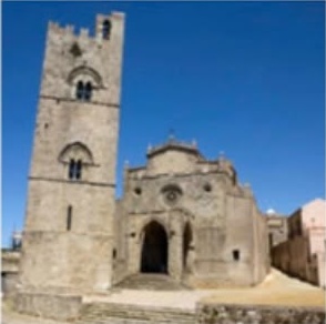 La Chiesa Madre di Erice con il suo campanile, sotto il cielo blu