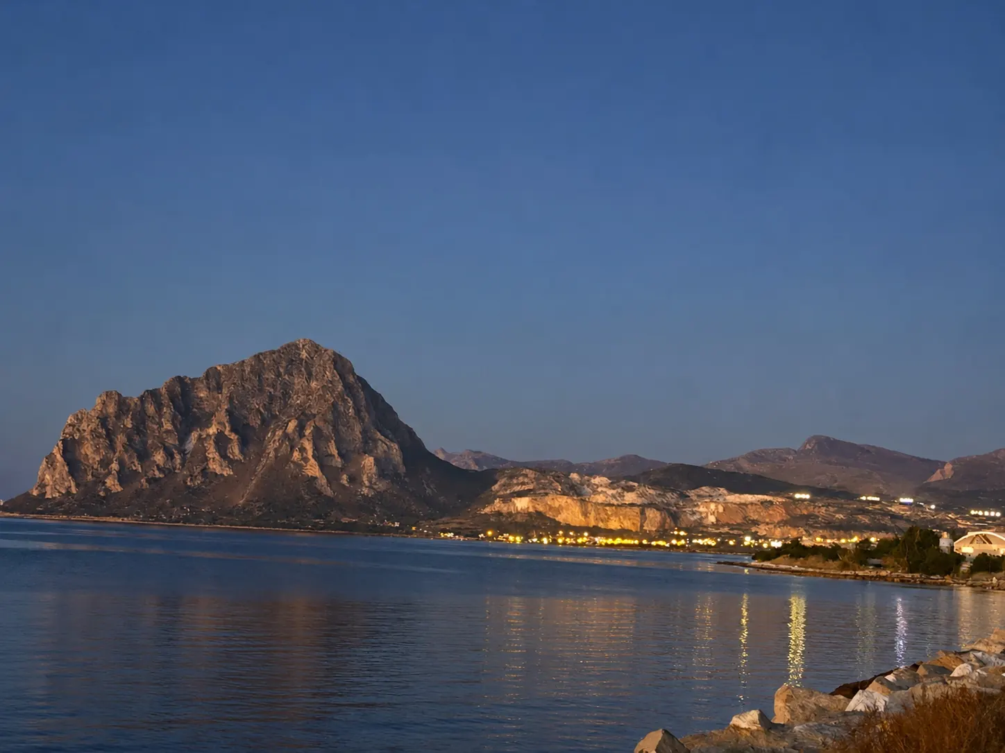 Monte Cofano al tramonto, visto dal mare a nord di Trapani