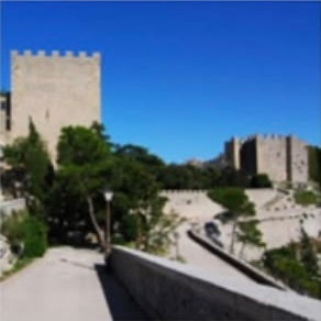 La strada che sale al Castello di Venere, a Erice, con la torre merlata